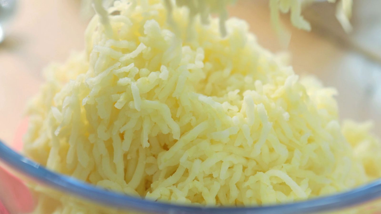 Pásalas por el pasapurés para conseguir la textura perfecta Puré de patata Paso 2