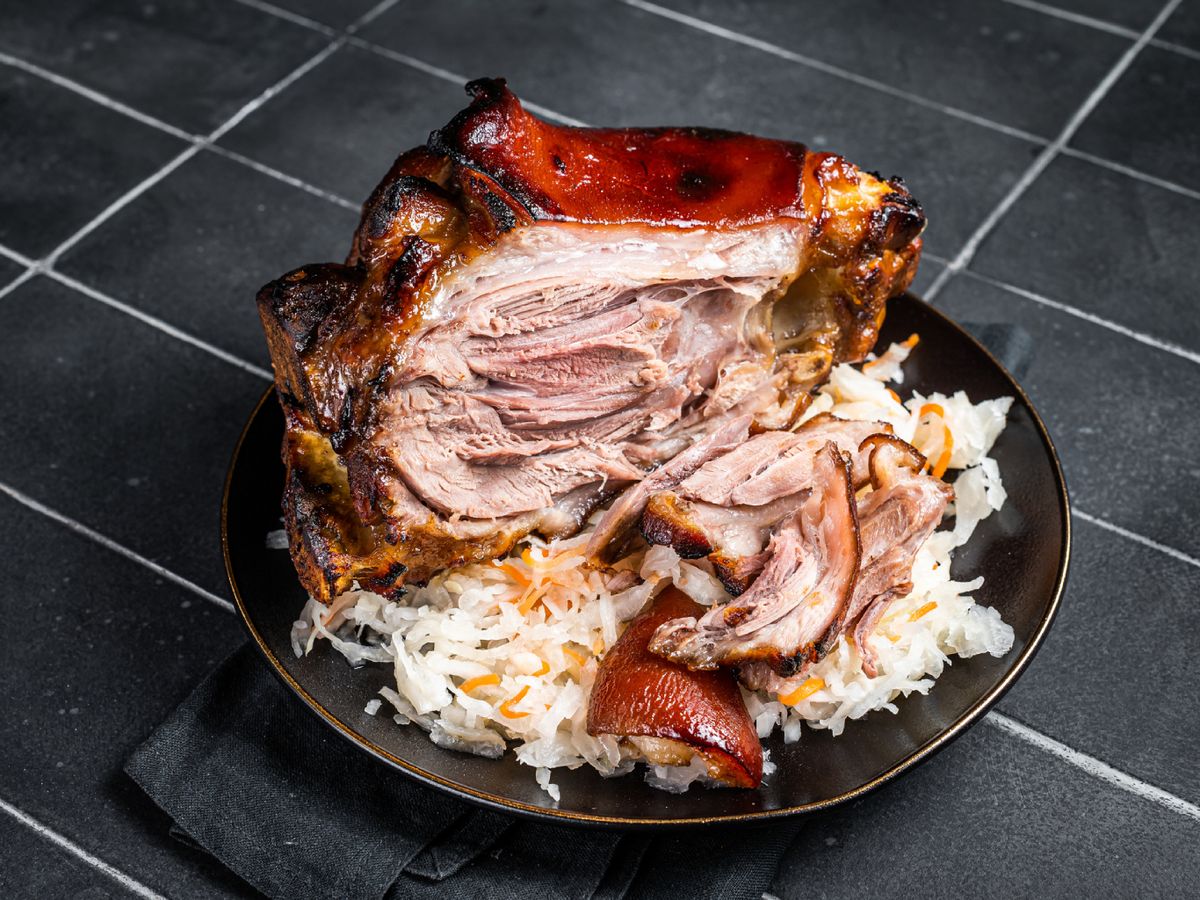 Piel dorada y carne tierna, servido sobre un lecho de chucrut, tal y como lo disfrutarías en una taberna de Múnich.