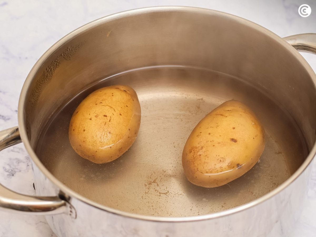 Cocer patatas para el relleno de las samosas vegetales