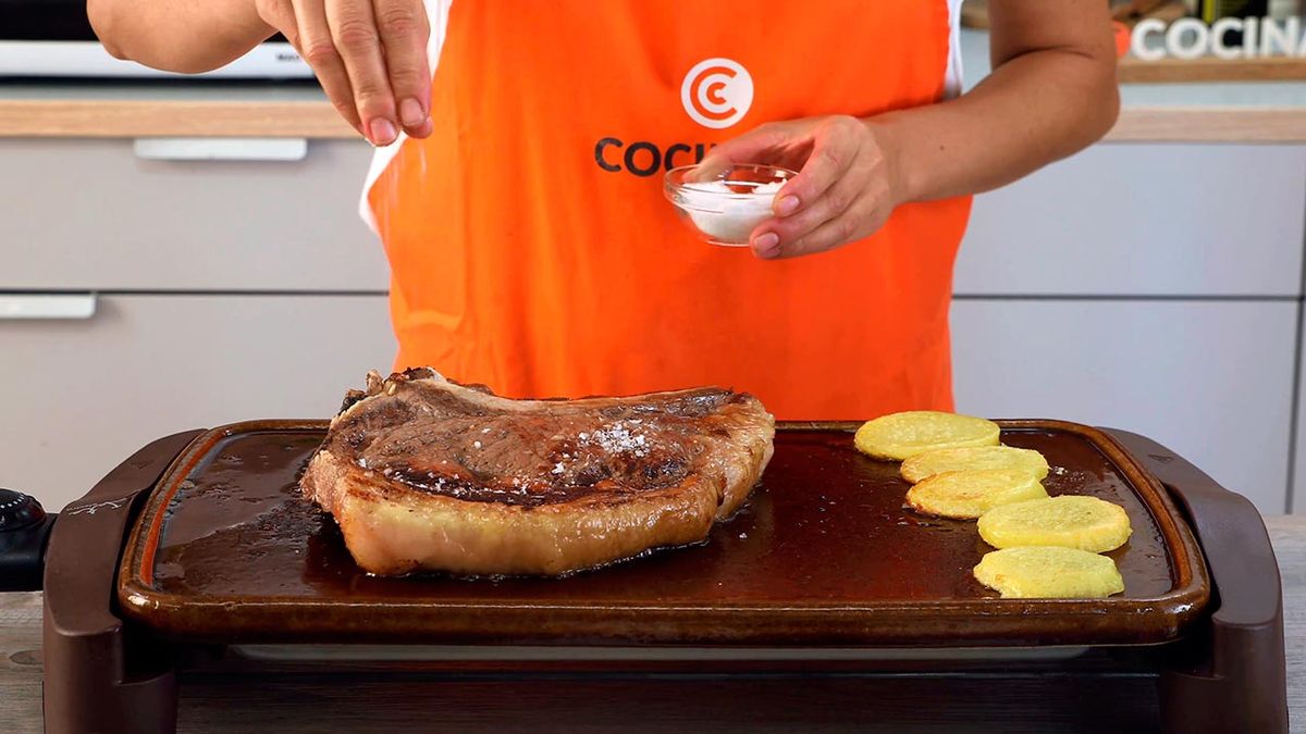 Receta de chuletón con pimientos y patatas a la plancha  paso 3