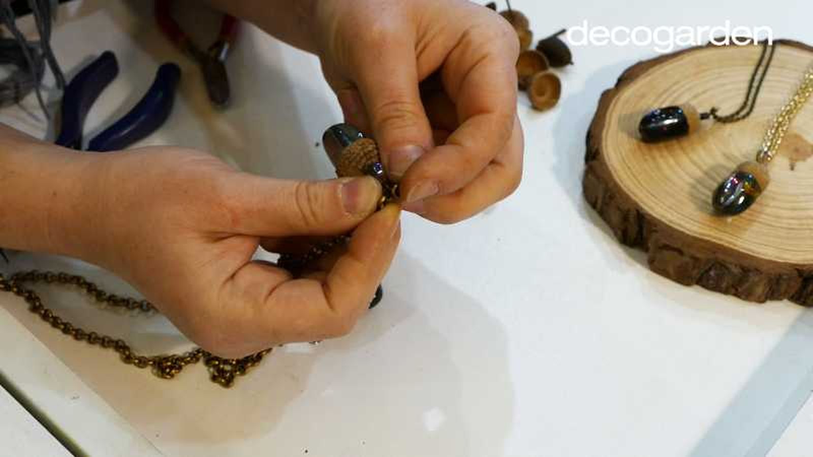 Quinto paso para hacer un collar de bellotas. Quinto paso para hacer un collar de bellotas.