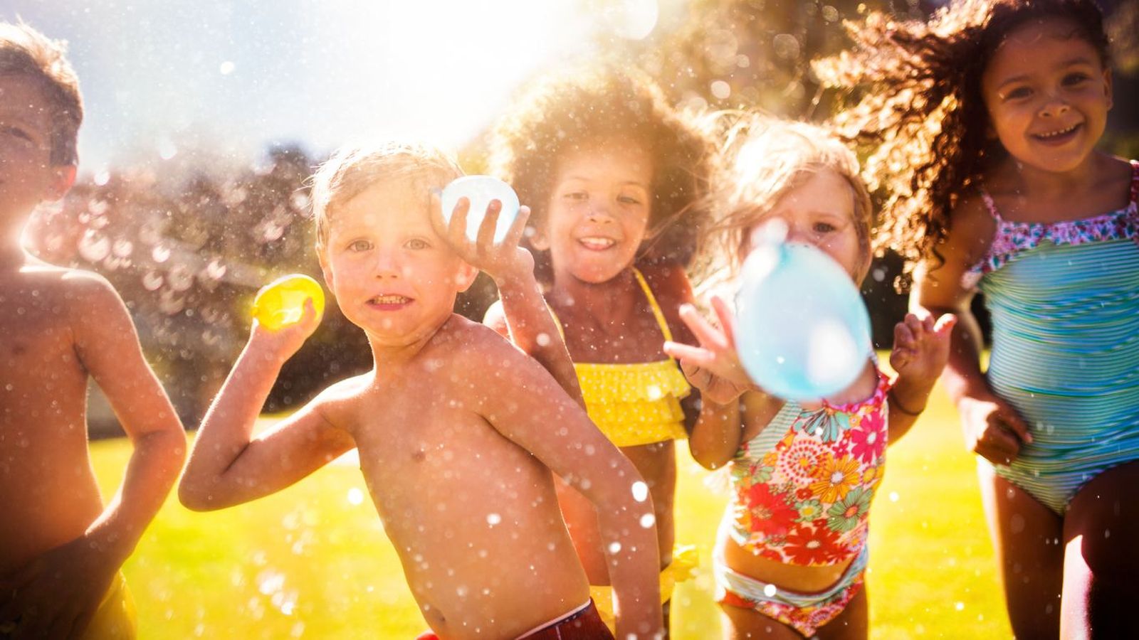 Niños jugando con globos de agua
