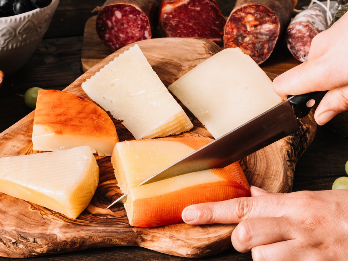 Preparar una tabla variada permite experimentar con distintos tipos de queso y descubrir nuevas combinaciones.