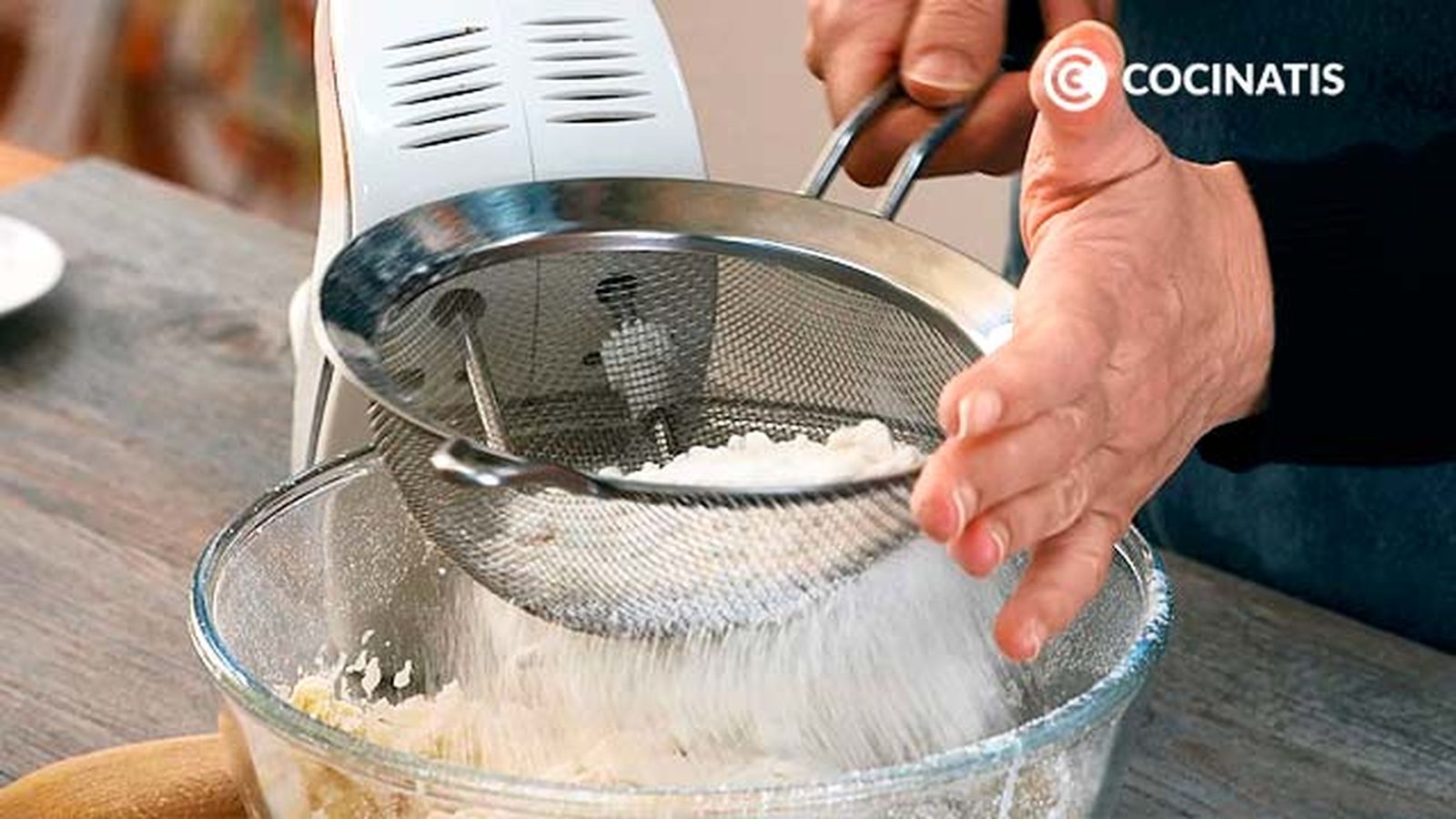 Tamiza la harina Receta de galletas de mantequilla paso 2