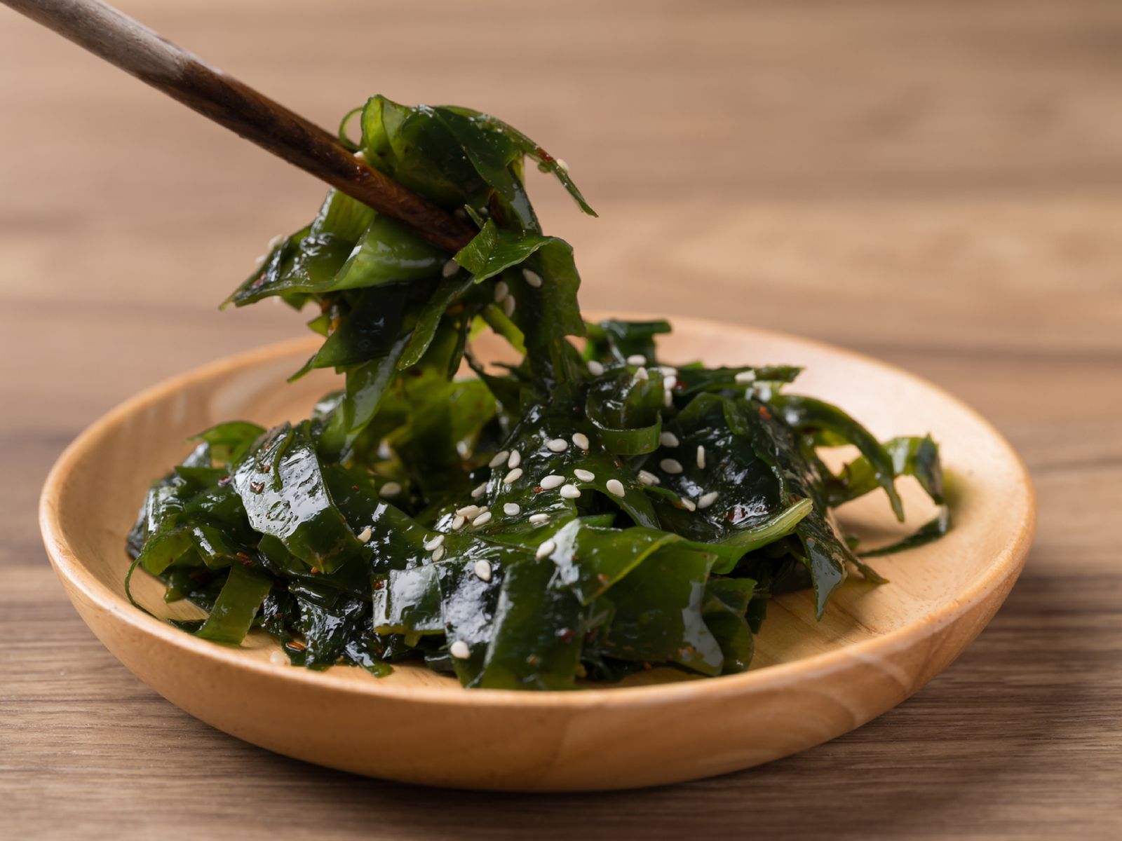 Algas wakame, una de las variedades más fáciles de incorporar a la dieta, habituales en ensaladas y sopas por su sabor suave y su versatilidad en cocina.