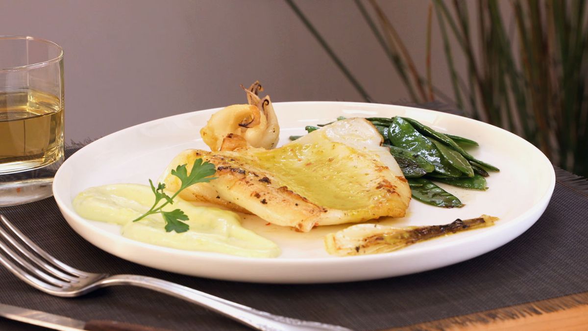 Receta de sepia a la plancho con alioli y tirabeques  paso 7