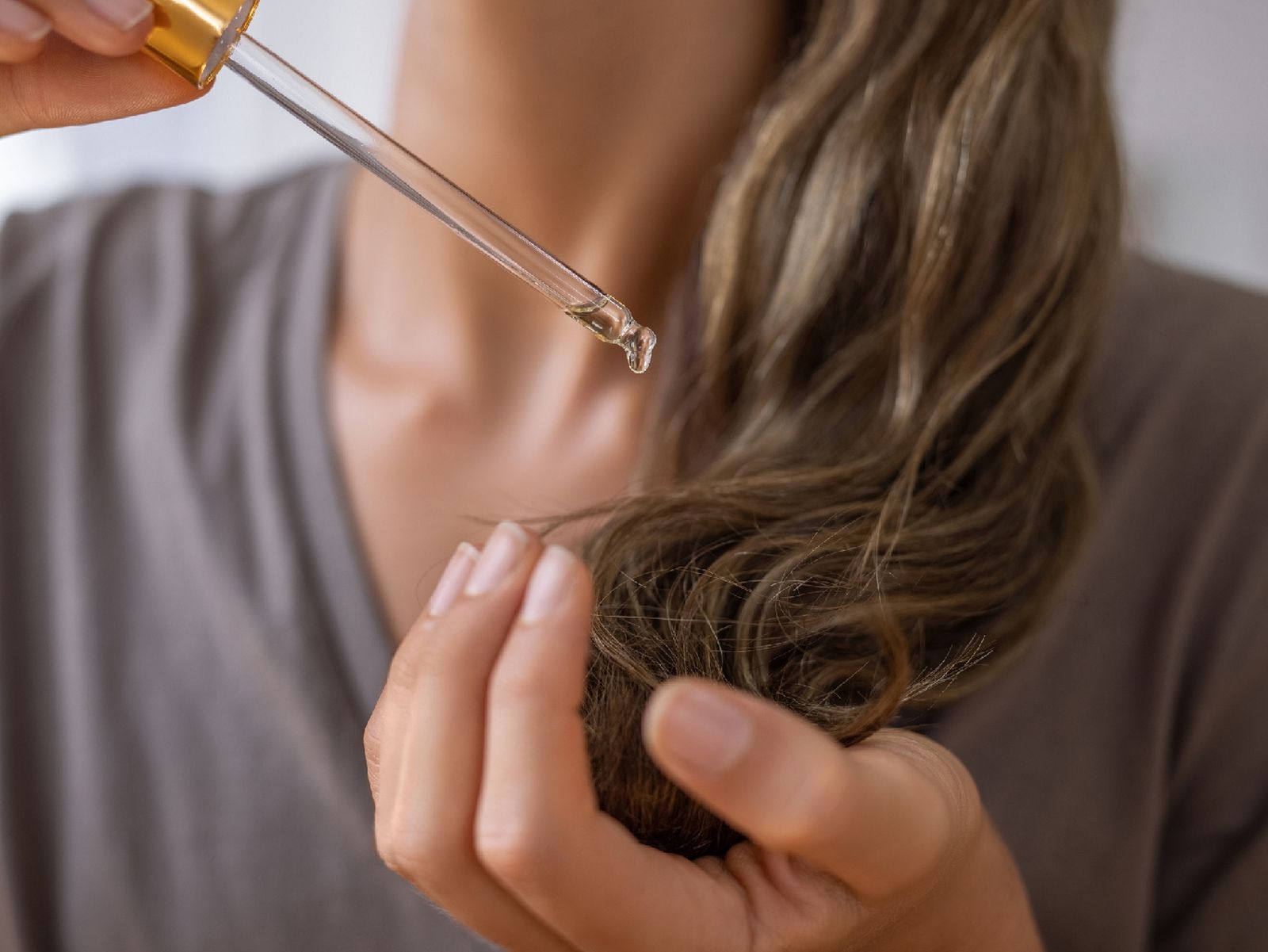 Utilizar productos en aceite para el cabello teñido Utilizar productos en aceite para el cabello teñido