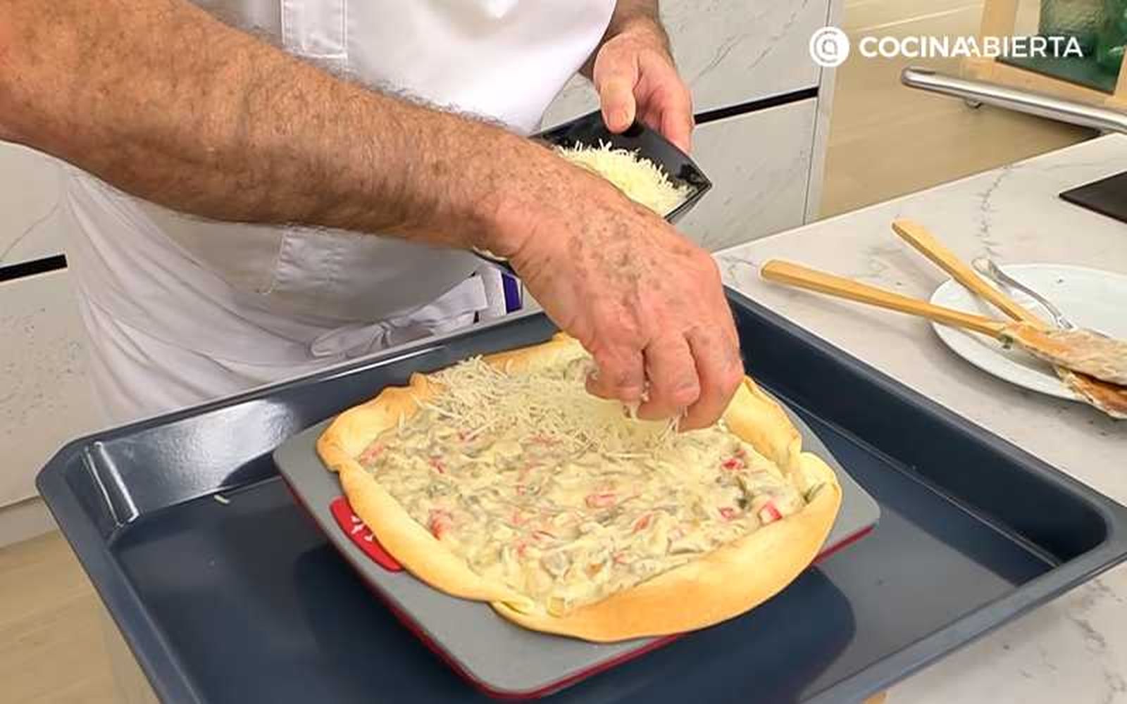 Espolvorea la tartaleta con el queso rallado