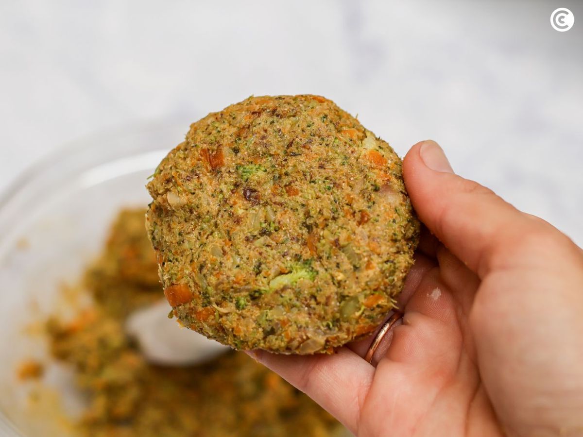 Dar forma a las hamburguesas de brócoli