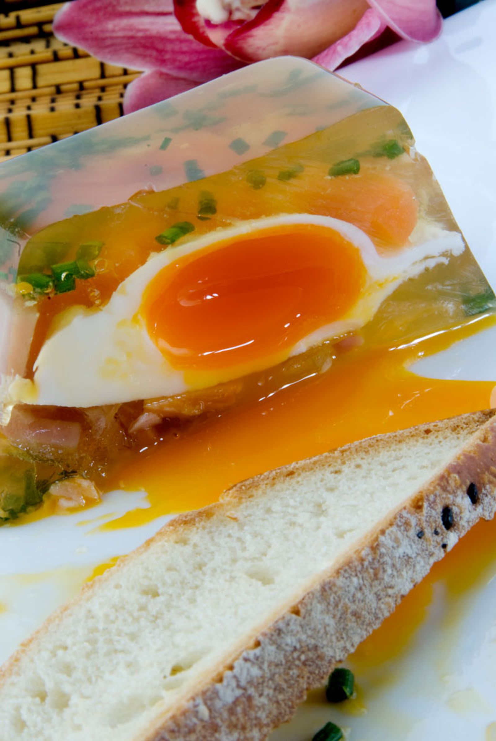 Huevos escalfados en gelatina