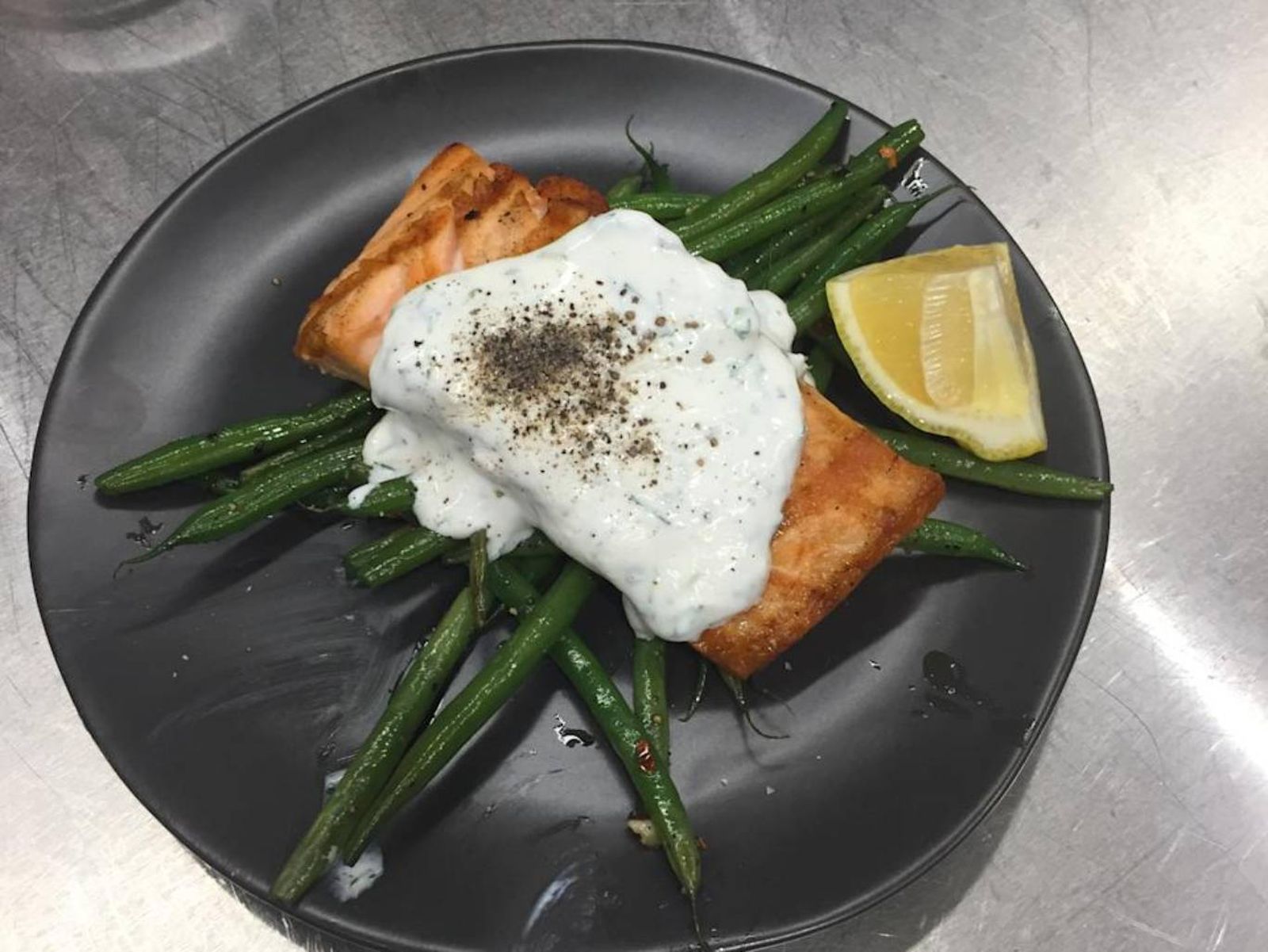 El skyr también se puede utilizar como salsa para acompañar un salmón a la plancha.