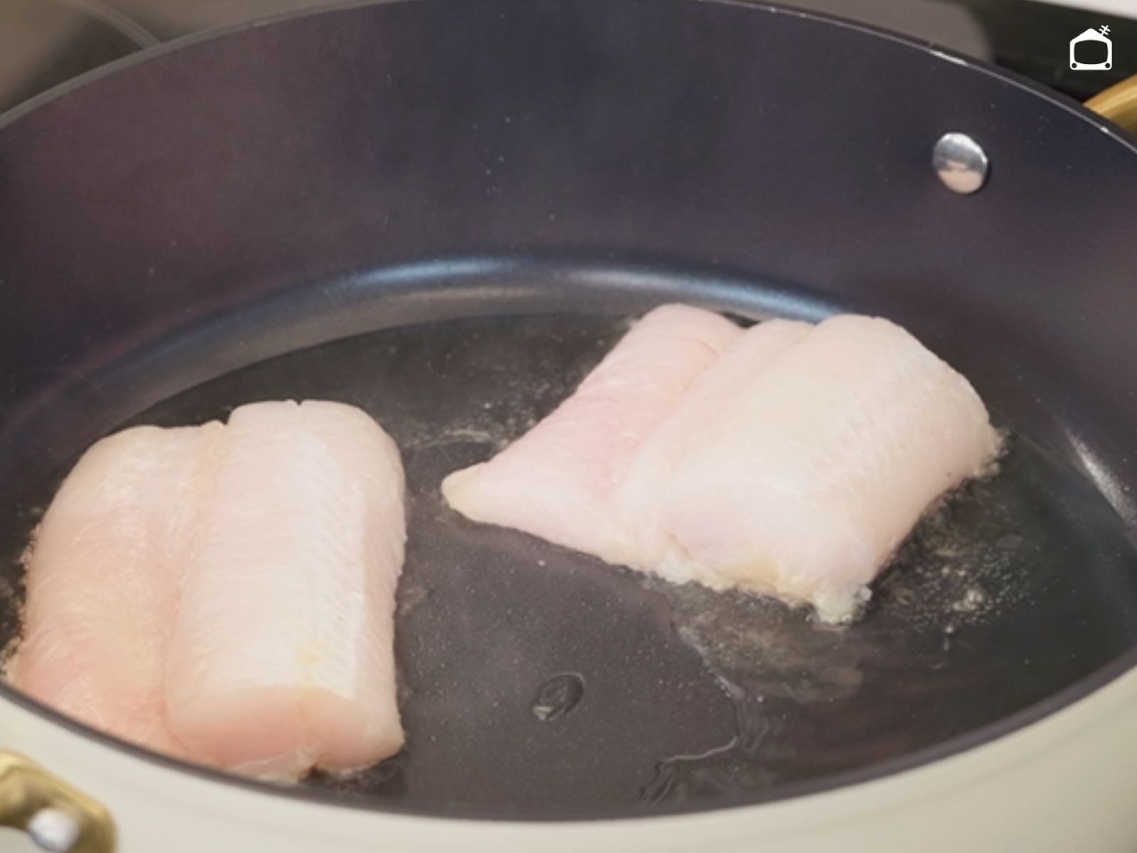 Marcamos los lomos de merluza en una sartén con un poco de aceite hasta que queden dorados por fuera.