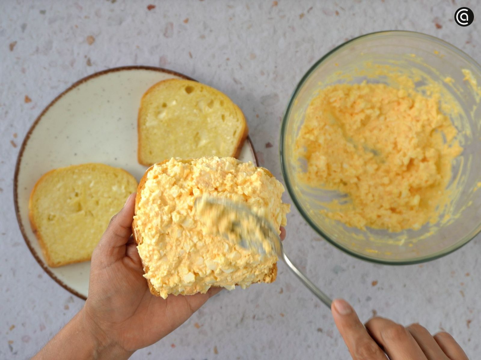 Pon una buena capa de la mezcla en una rebanada, cubre con otra y presiona suavemente tamago sando receta paso4