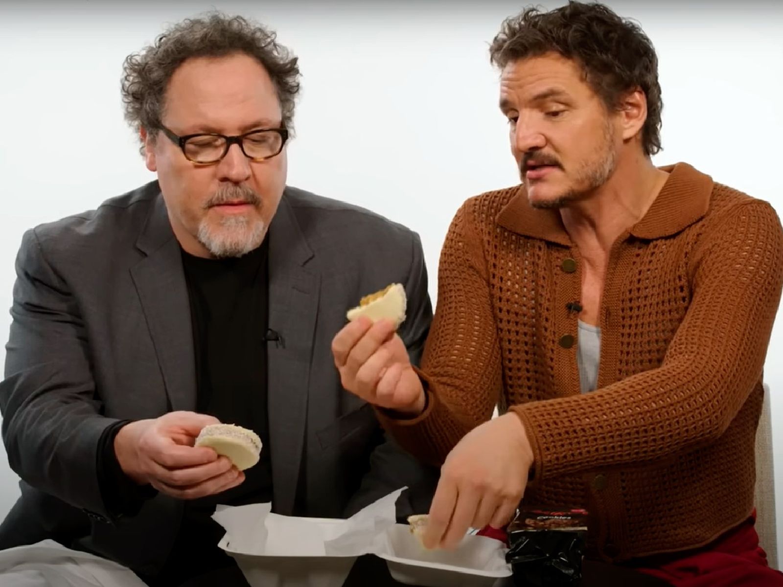 Pedro Pascal, junto a Jon Favreau, probó chocolates, alfajores, empanadas y hamburguesas Pedro Pascal, junto a Jon Favreau, probó chocolates, alfajores, empanadas y hamburguesas