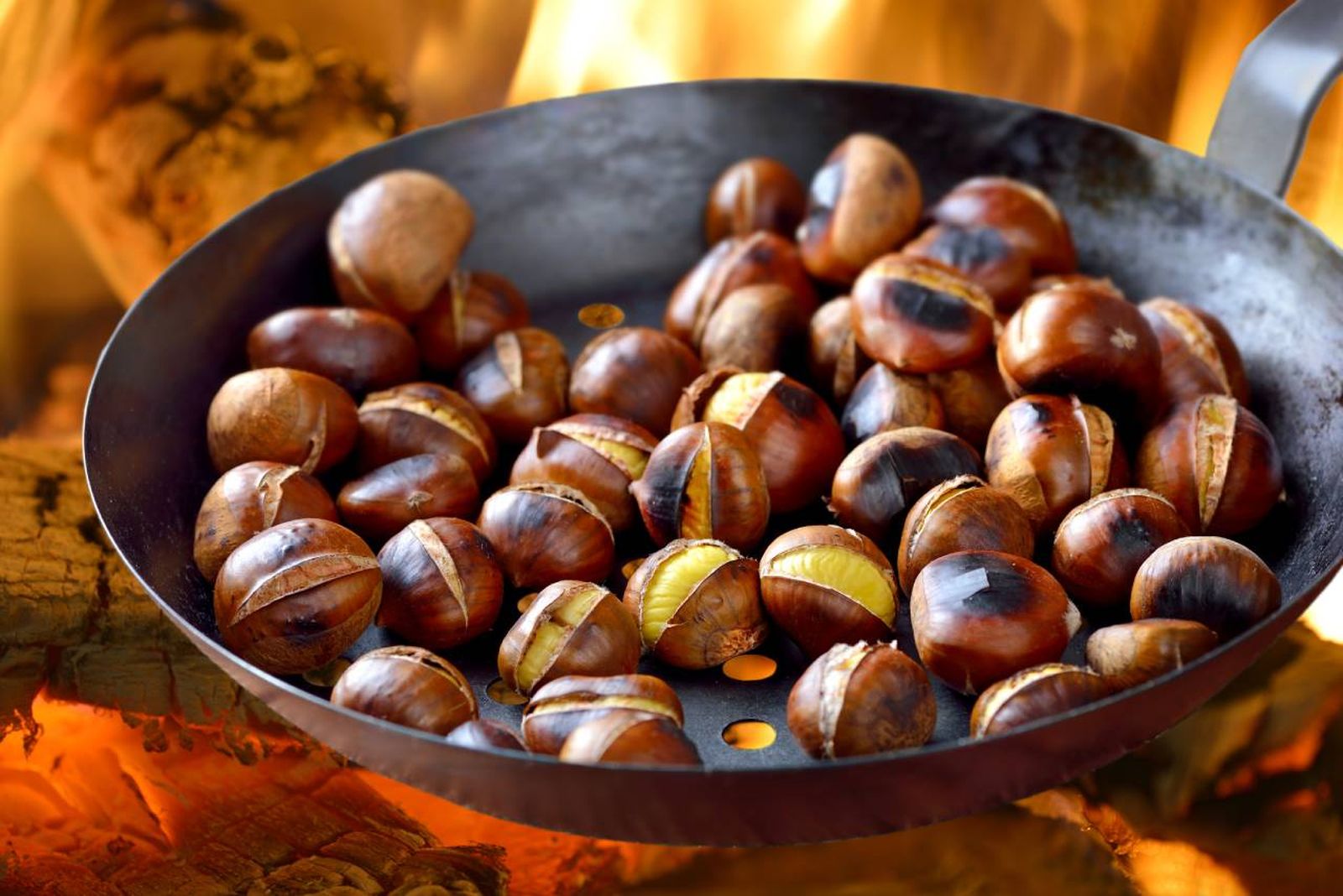 El arte de asar castañas en Japón es conocido con el nombre de ishi-yaki.