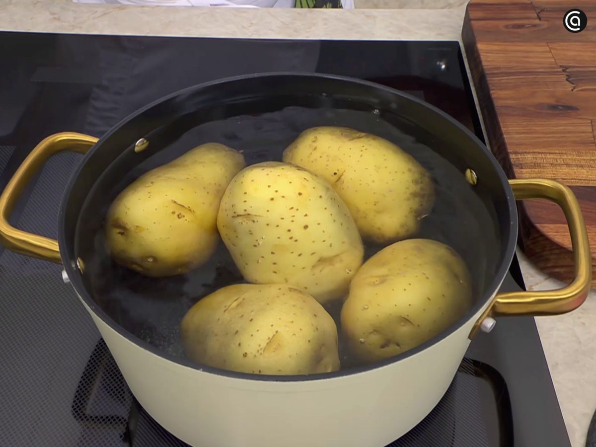 Cuece la patata con la piel y una pizca de sal