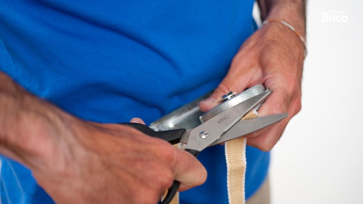 Cambiar la correa de la persiana paso 10