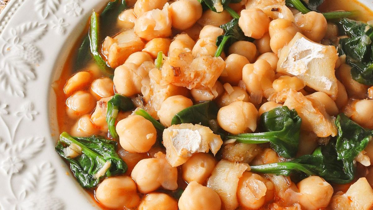 Garbanzos con bacalao y espinacas