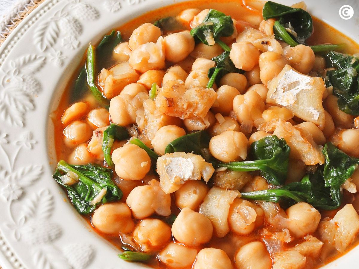 Garbanzos con bacalao y espinacas