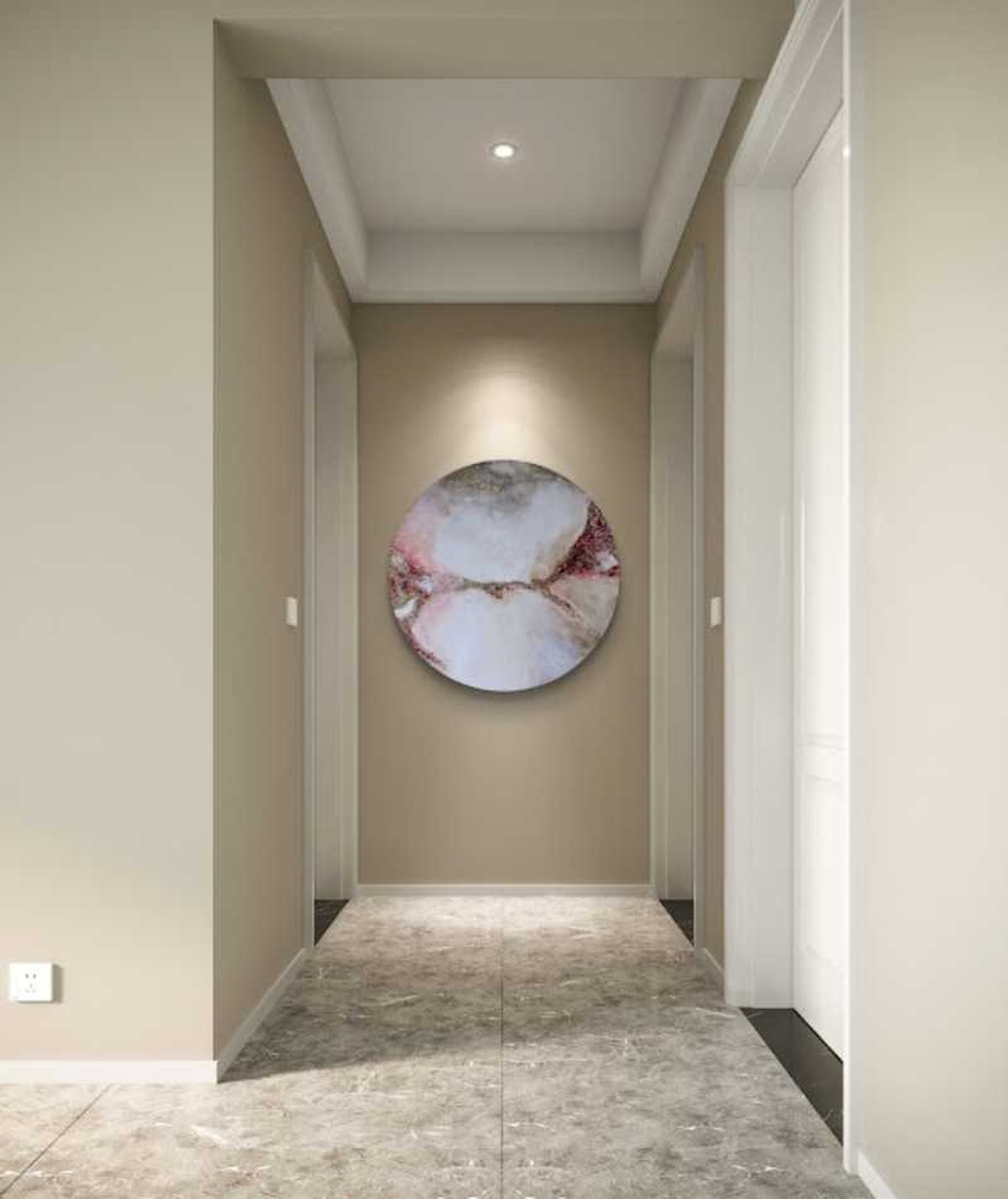 Cuadro redondo Grana y oro en el pasillo.