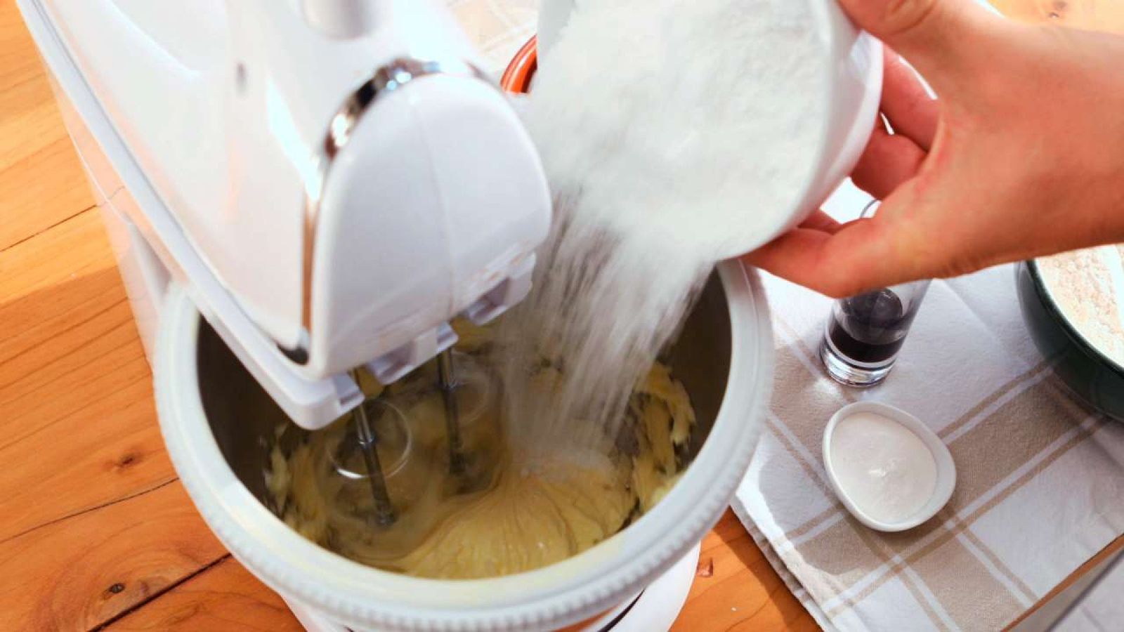 Añade la mantequilla y el azúcar a la amasadora Bizcocho marmolado Paso 1