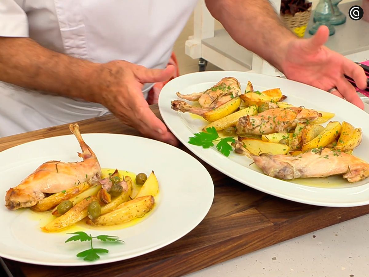 Decora los muslos de conejo asados con patatas con perejil