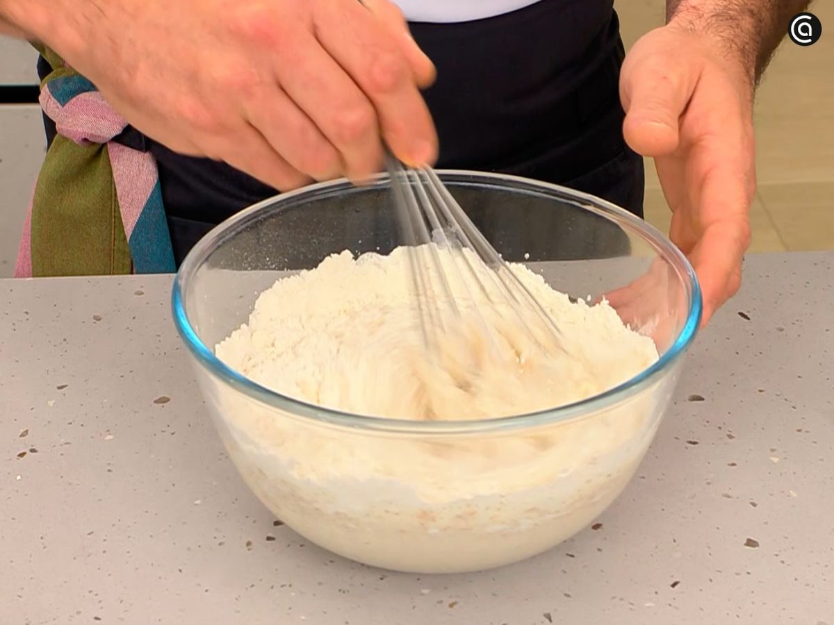 Mezcla los ingredientes del prefermento en un bol