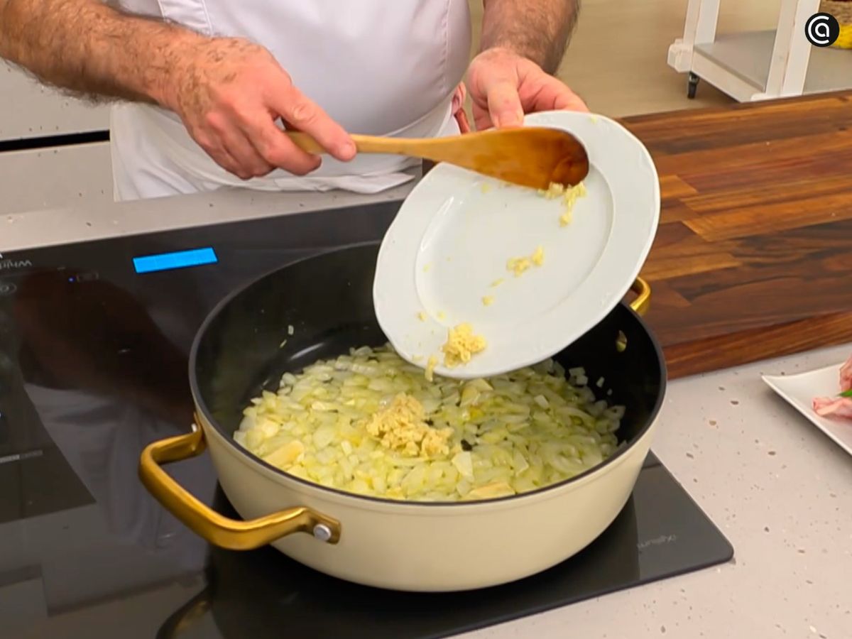 Sofríe la cebolla y el ajo; cuando estén tiernos, incorpora el jengibre rallado