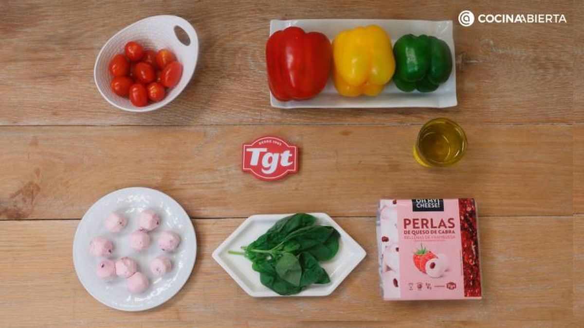 Ingredientes para hacer brochetas de queso de cabra con tomates cherry y pimientos