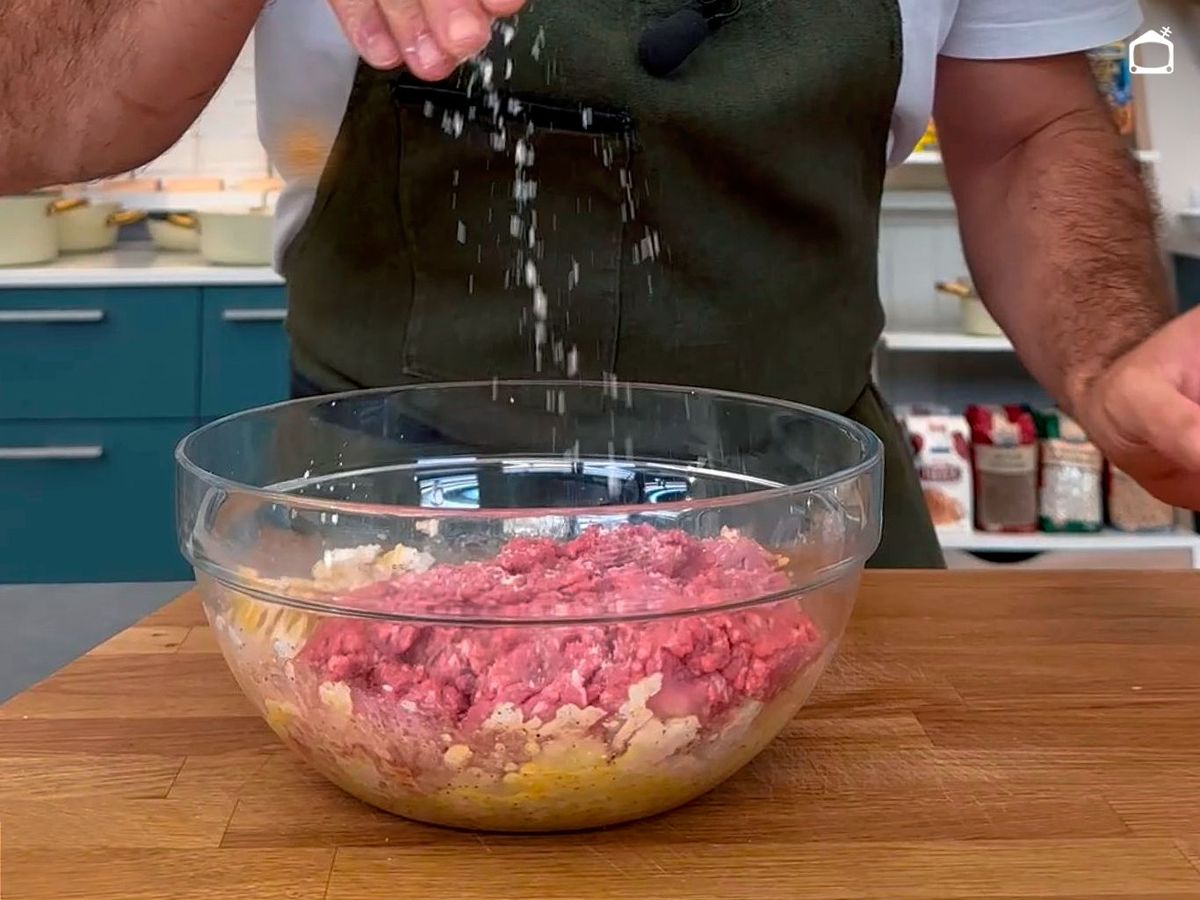 Prepara la mezcla de carne para las albóndigas suecas