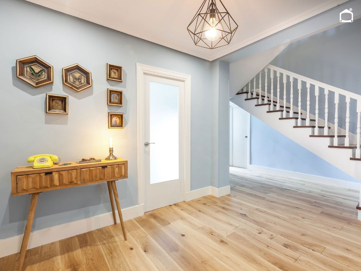 Recibidor grande, luminoso y actual.