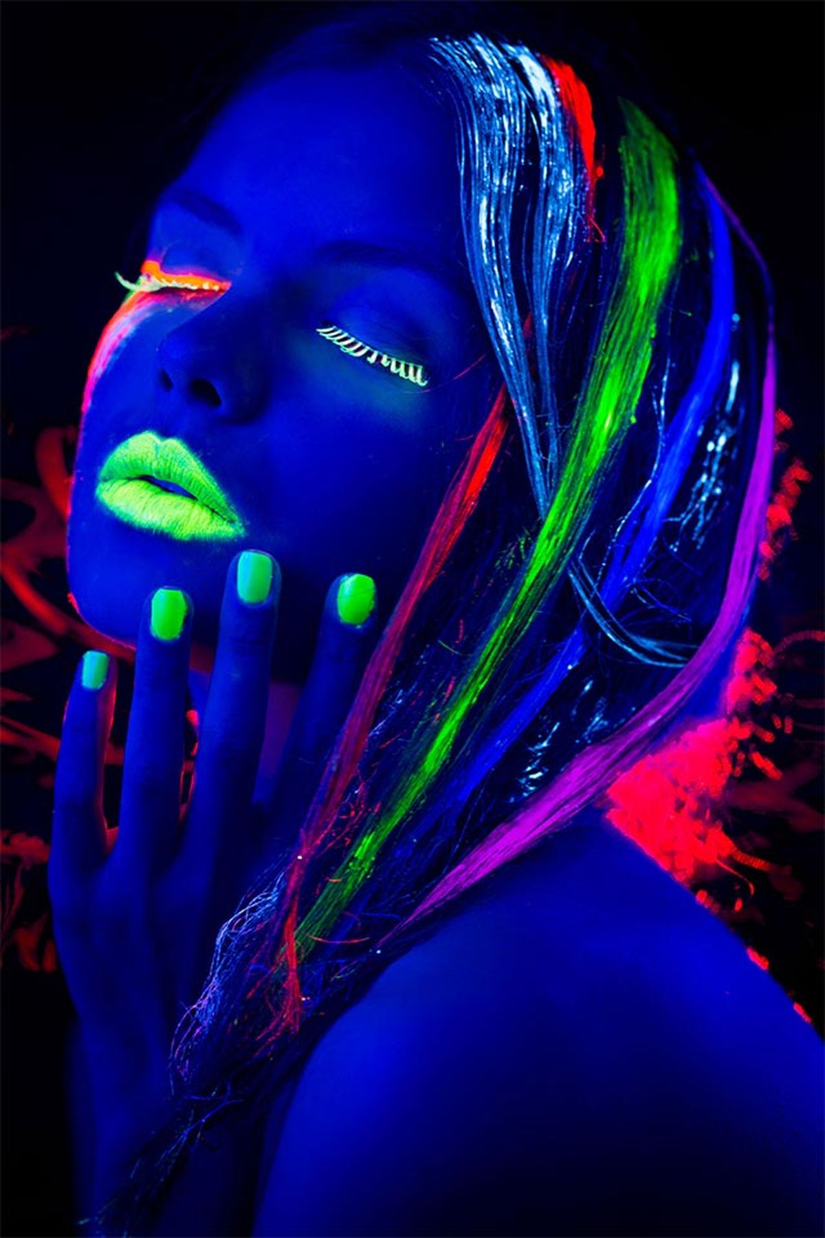 También puedes aplicar un tinte fluorescente en el cabello