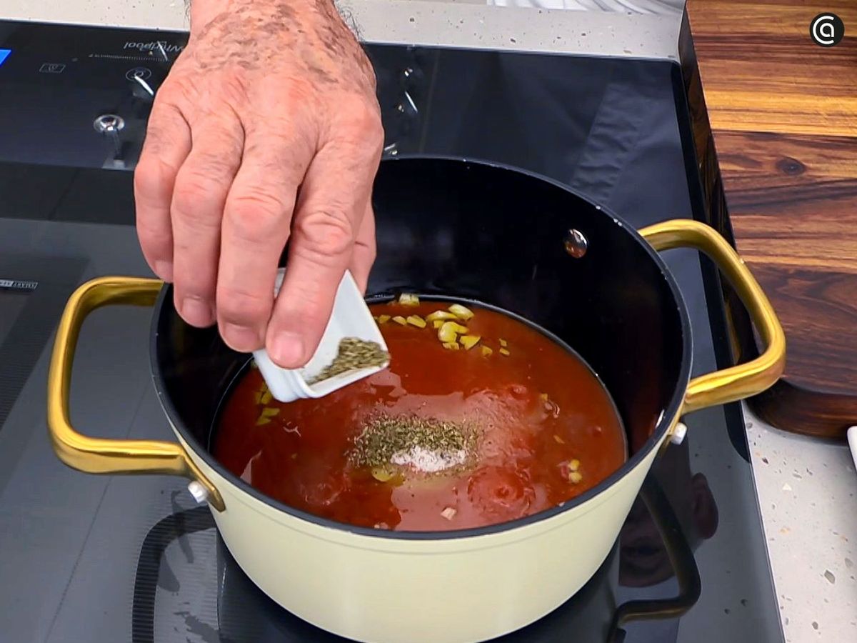 Cocina la salsa alla pizzaiola para las chuletas de cerdo