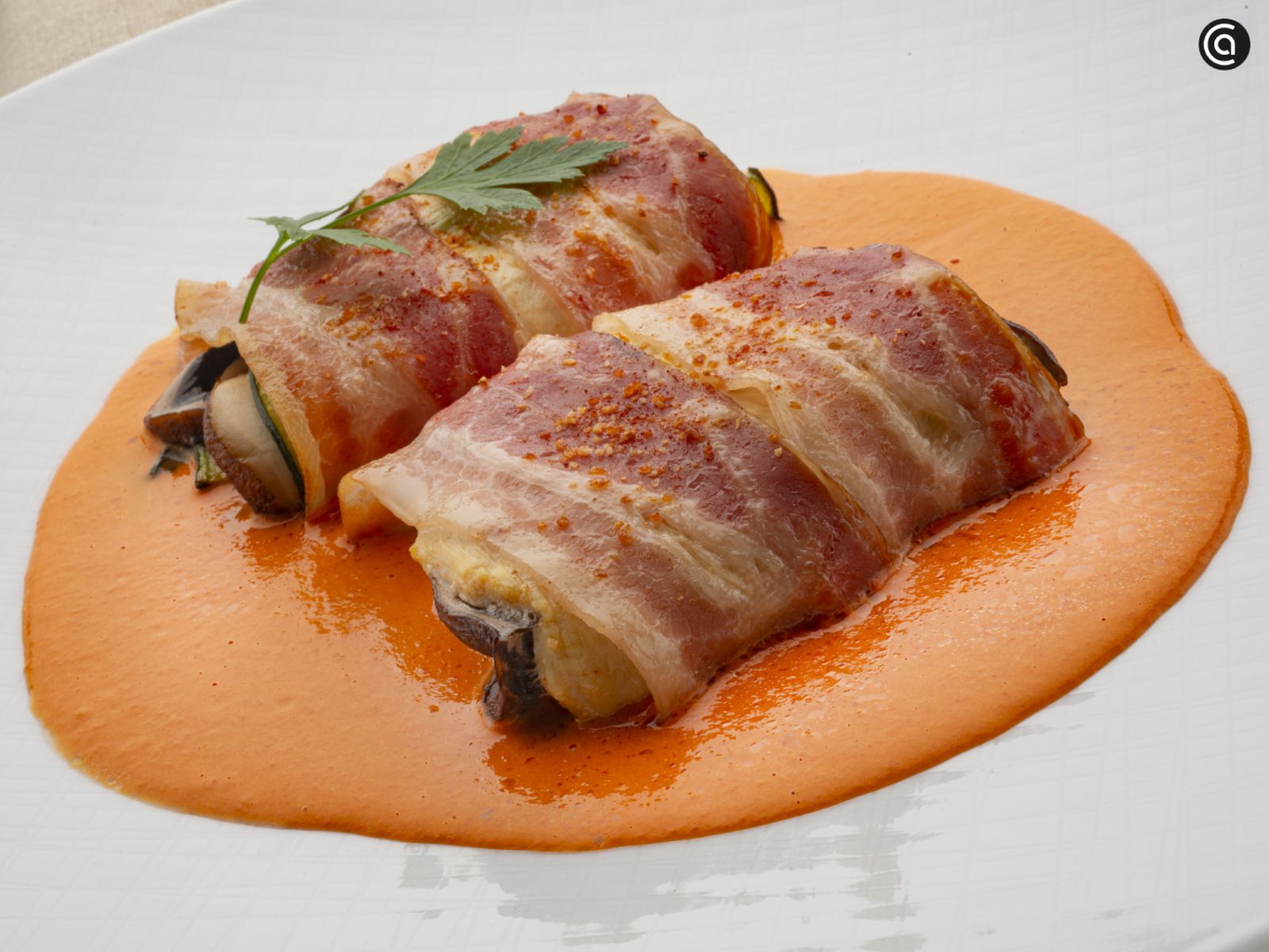 Rollitos de pollo y bacon con salsa de piquillo