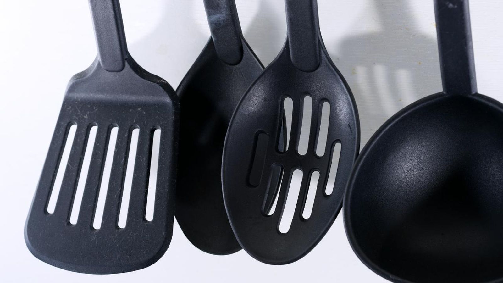Utensilios de cocina de plástico negro