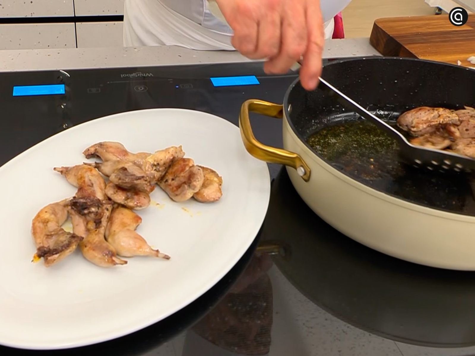 Cocina las codornices hasta que estén doradas y retíralas