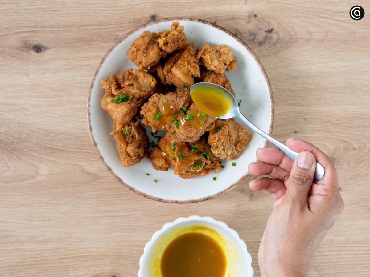 Acompaña el pollo frito coreano con cebollino y salsa de mostaza