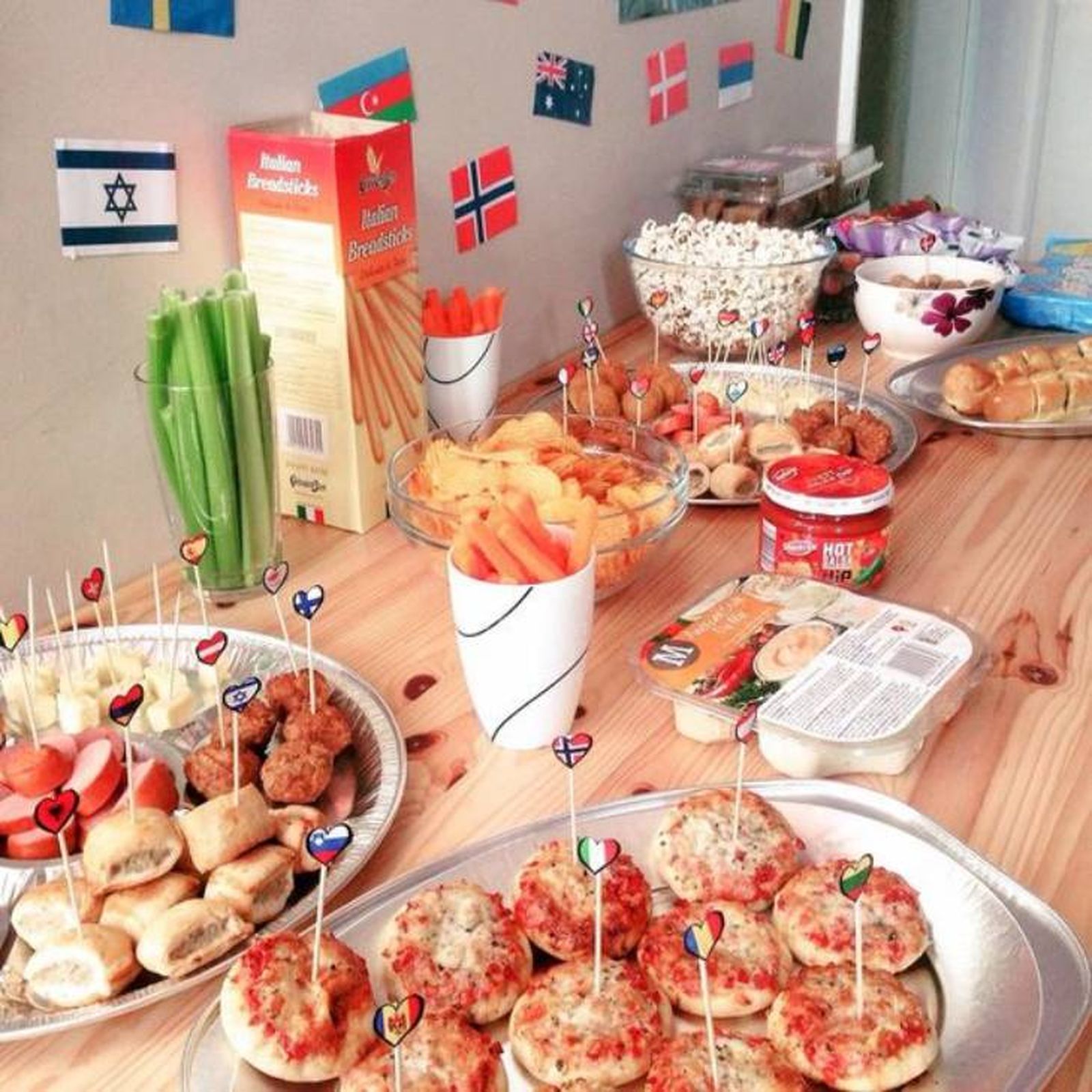 Mesa con picoteo decorado para celebrar Eurovisión en casa. Mesa con picoteo decorado para celebrar Eurovisión en casa.