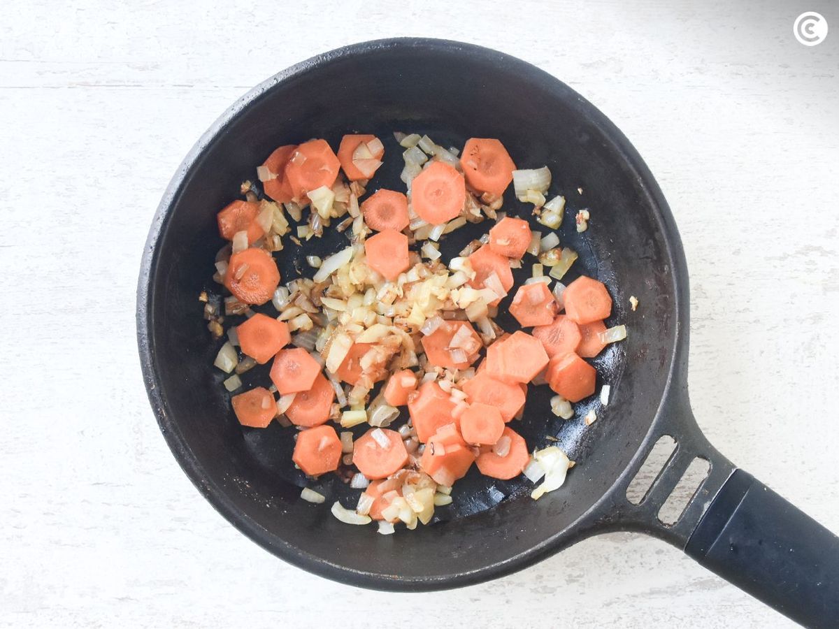 Dorar la cebolla y la zanahoria en una sartén