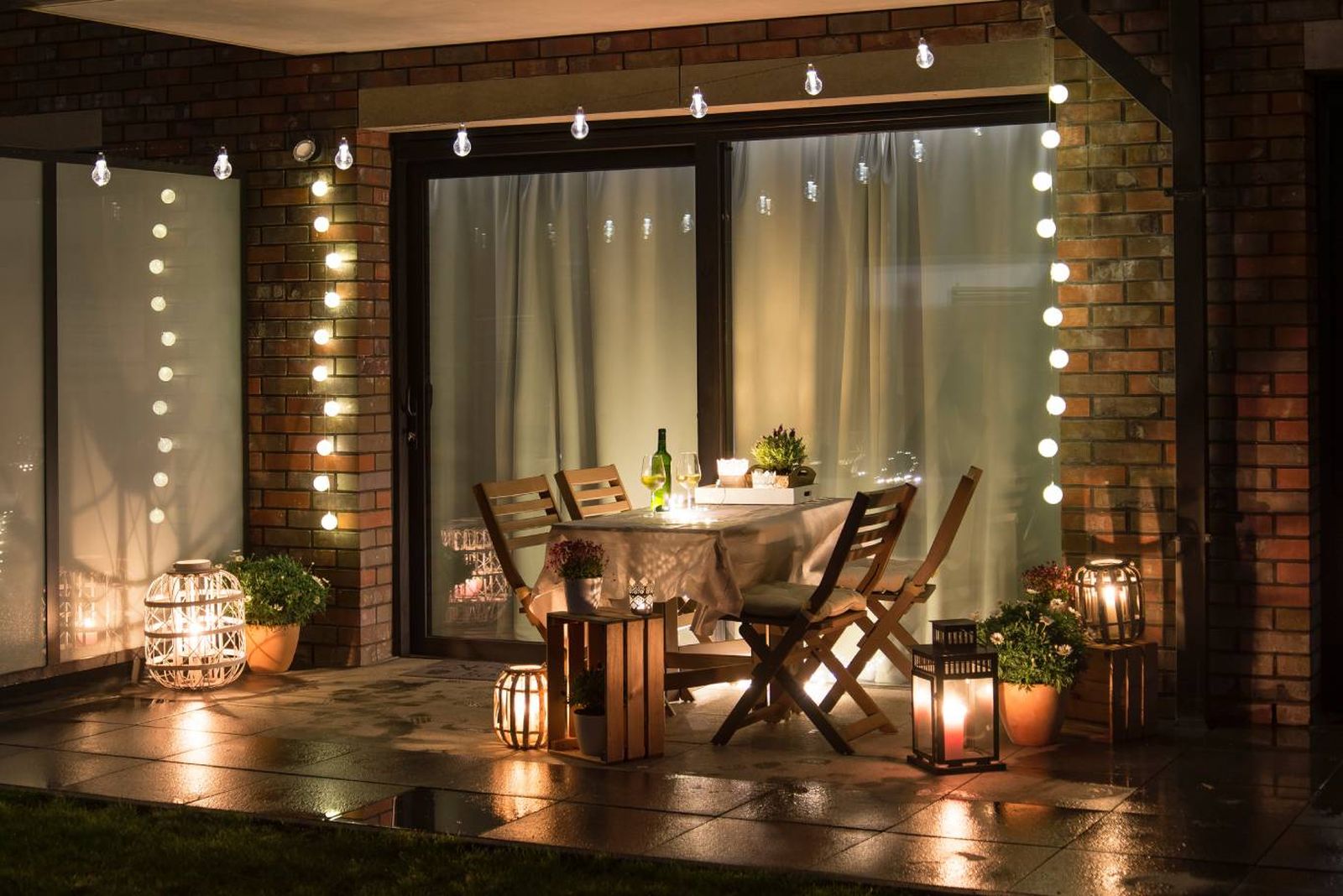 Terraza con iluminación acogedora. Terraza con iluminación acogedora.