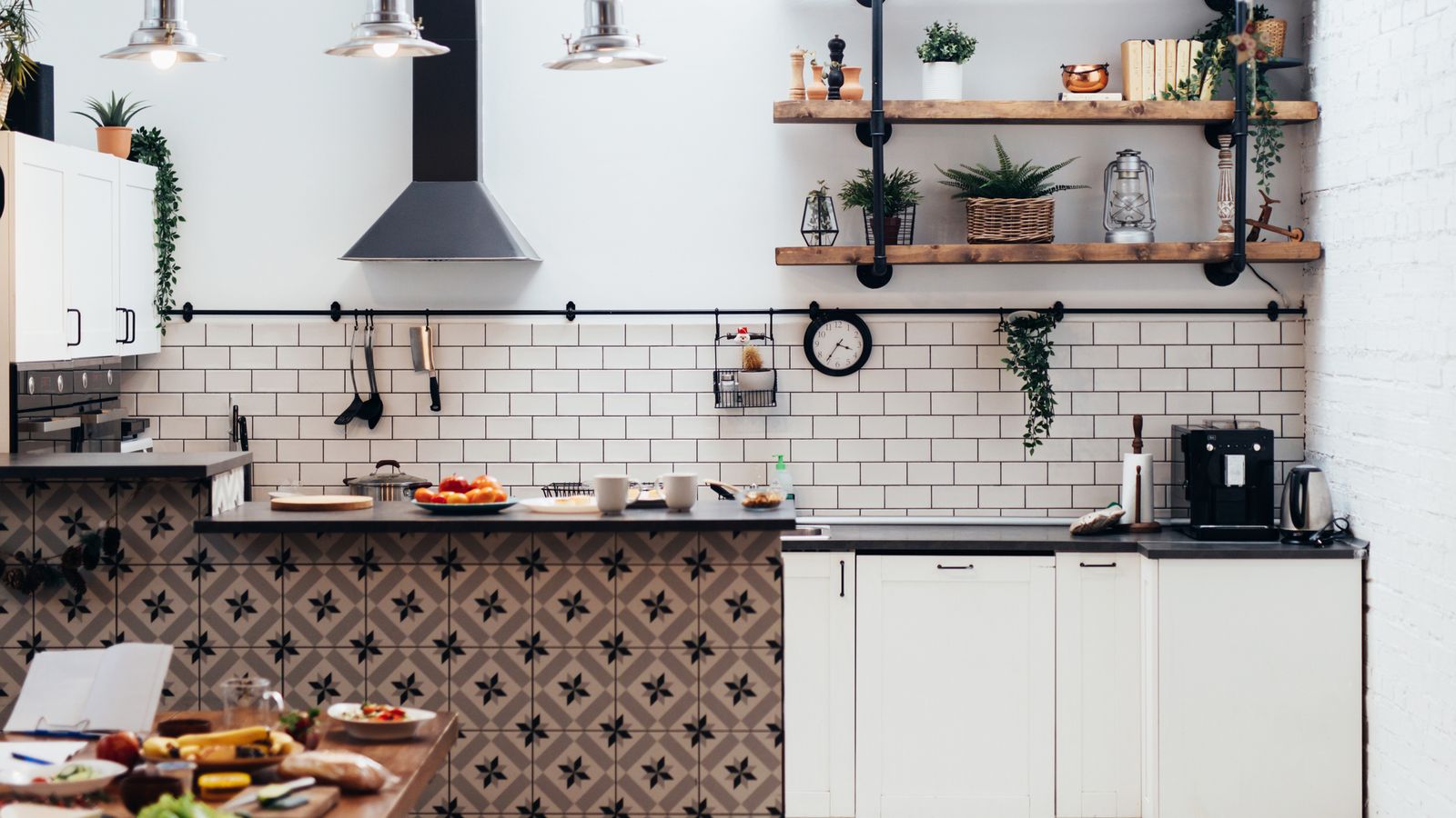 La decoración es clave en las estanterías abiertas a la cocina