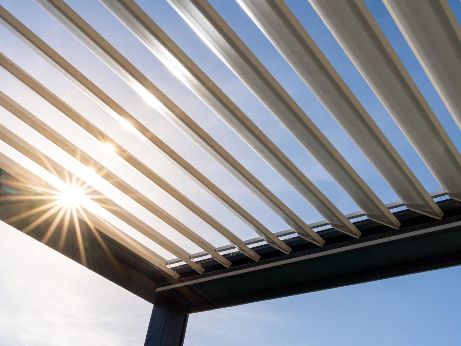 Las lamas de una pérgola bioclimática Las lamas de una pérgola bioclimática