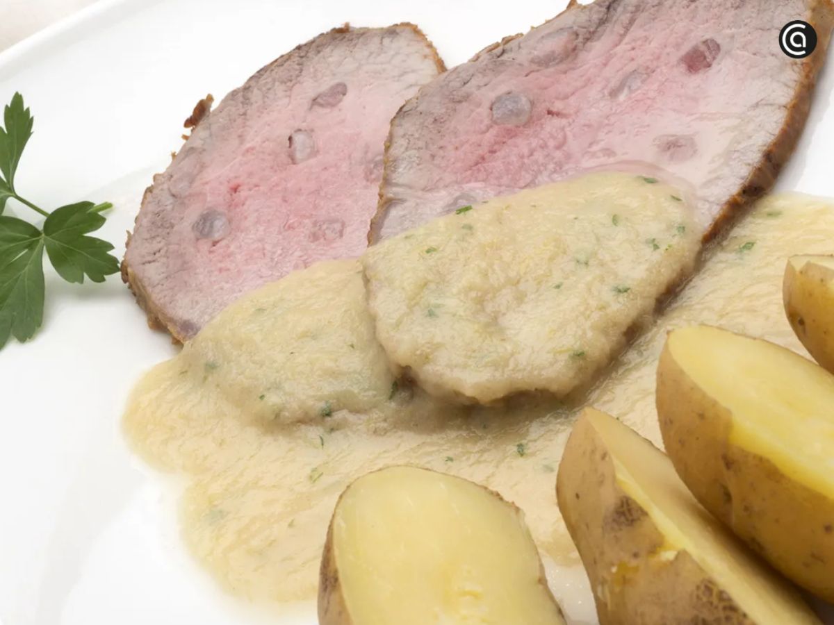 Redondo de ternera mechado con salsa de cerveza y patatas cocidas.