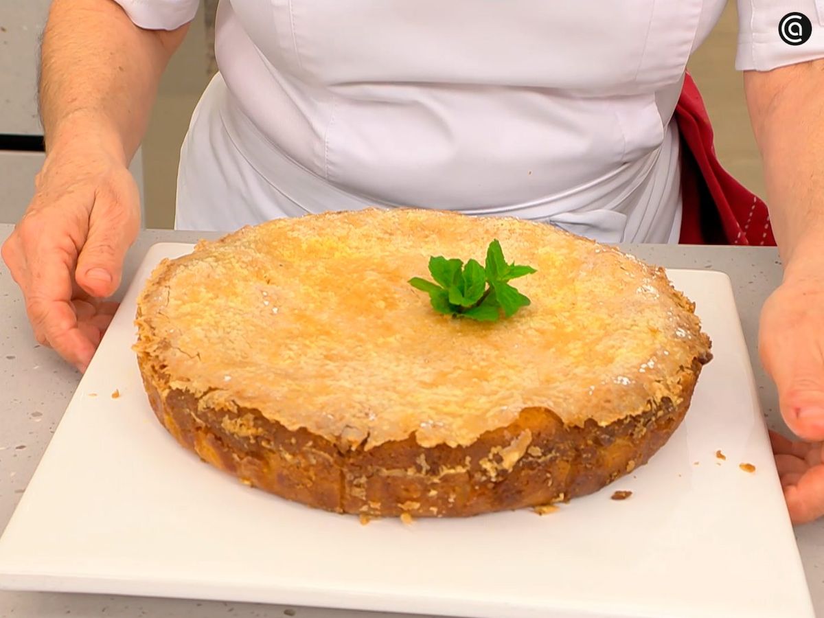Deja enfriar por completo y decora la costrada de Aoiz con una hoja de menta