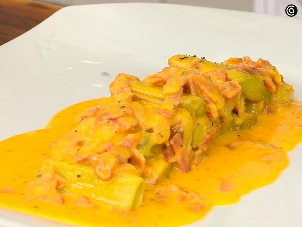 Coloca los puerros en el plato y vierte la salsa carbonara por encima