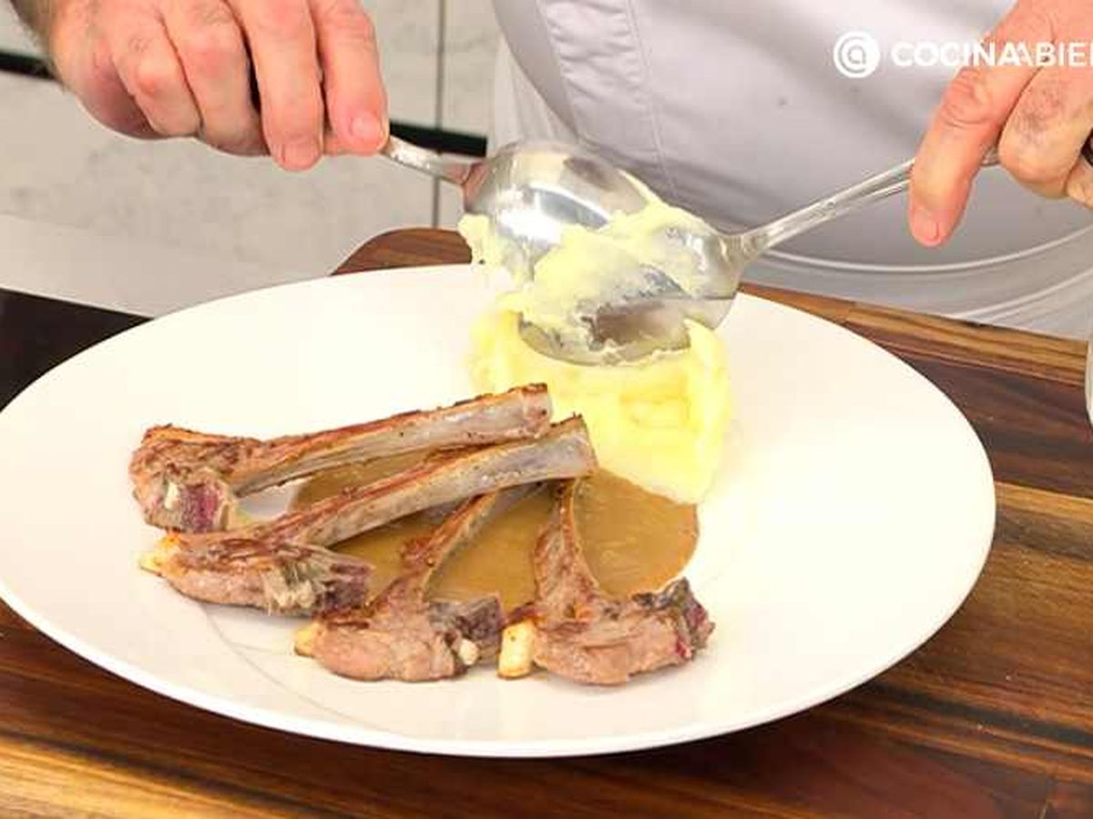 Acompaña las chuletillas de cordero con el puré de patata