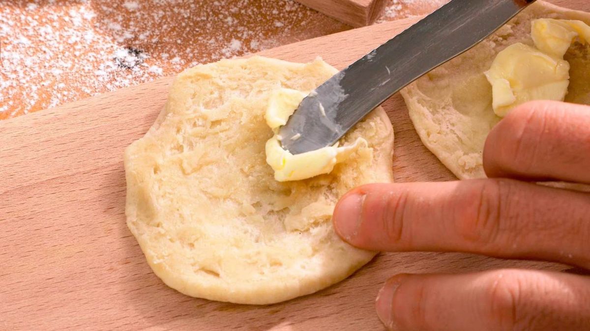 Disfruta de los muffins ingleses recién hechos, ideales para untar con mermelada, miel, o como base para deliciosos huevos benedictinos