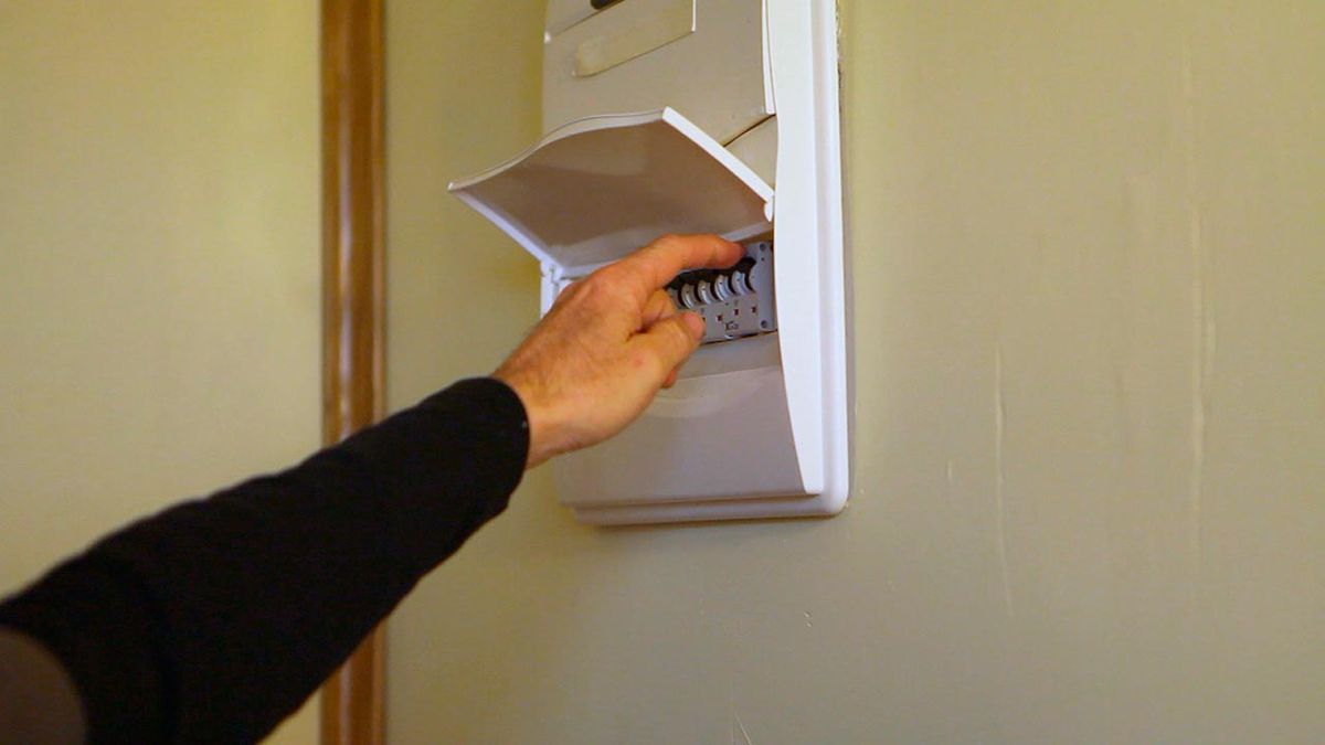 Colocar una base de enchufe doble paso 1