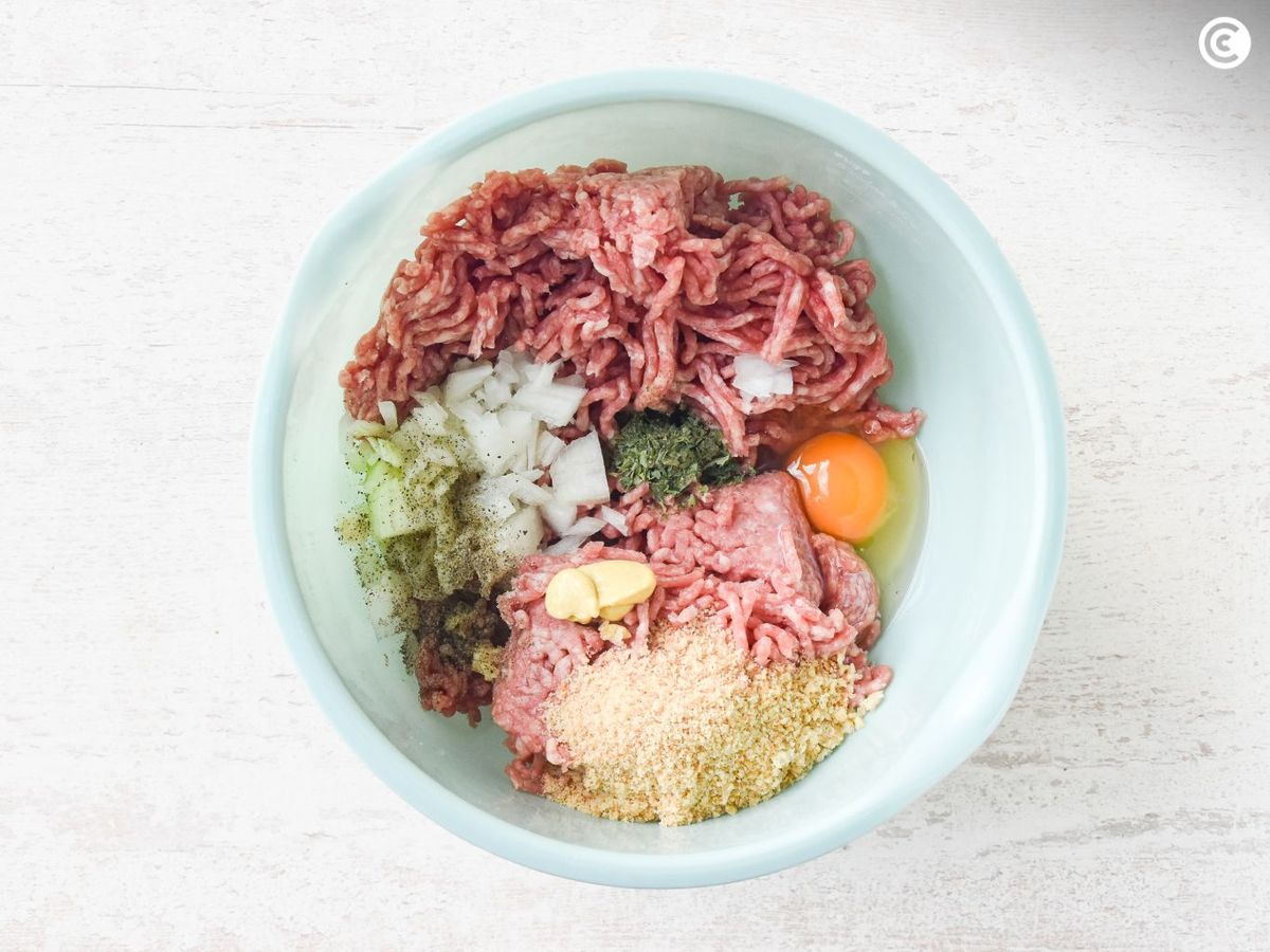 Mezclar todos los ingredientes para hacer frikadellen