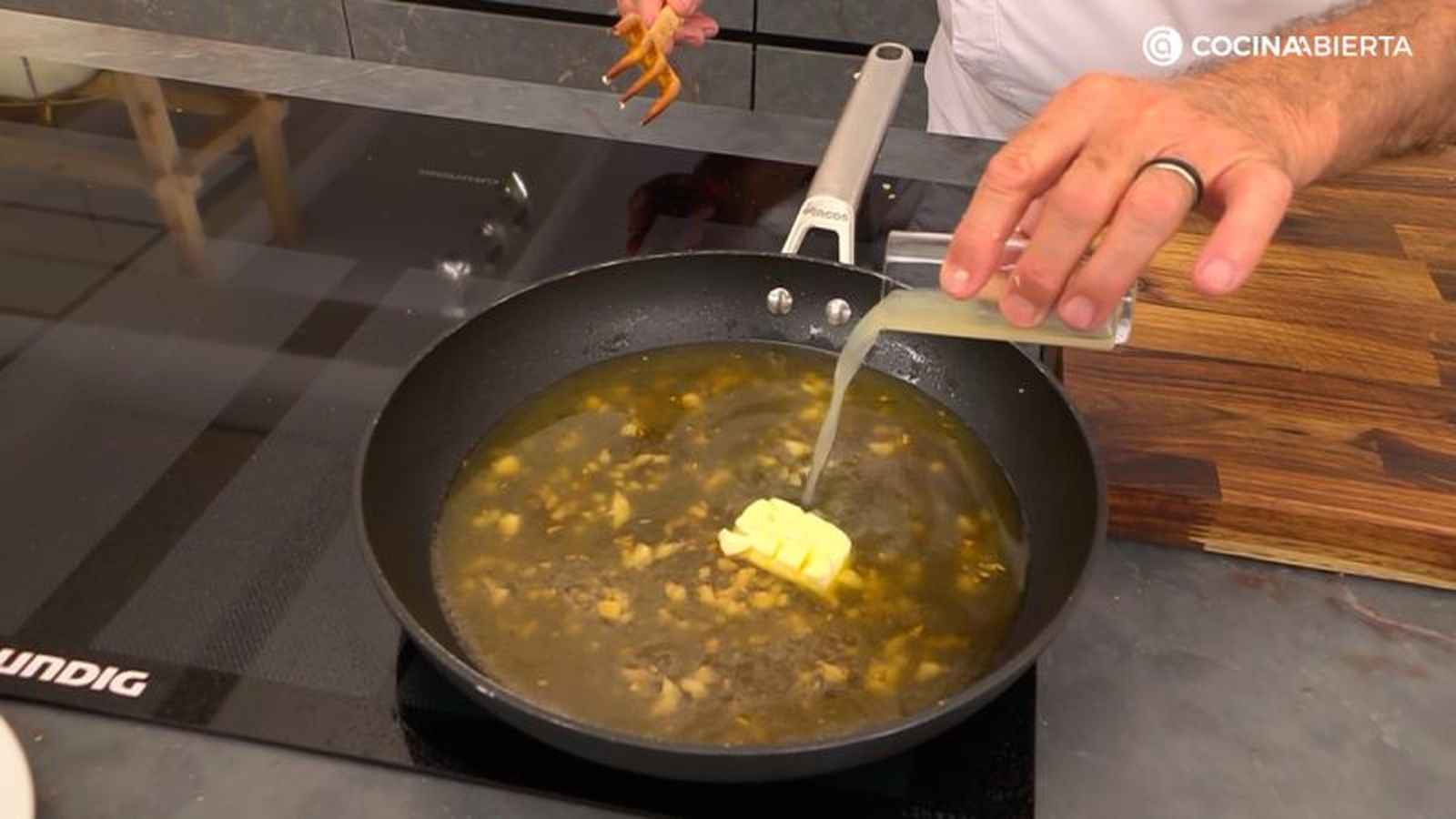 Cocina la salsa al whisky a fuego medio Cocina la salsa al whisky a fuego medio